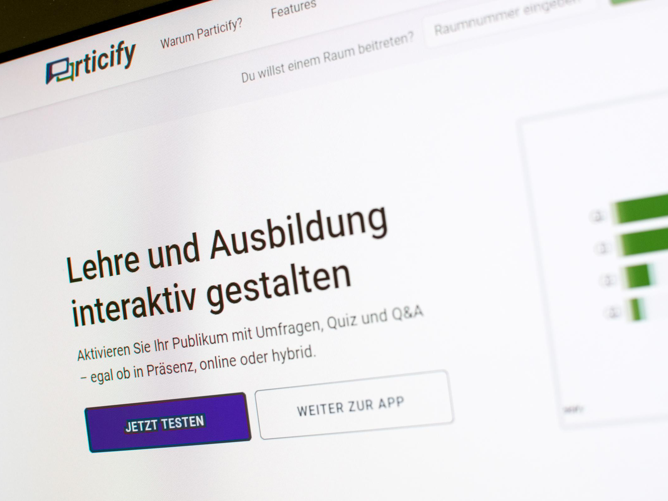 Screenshot der Startseite von Particify, einer interaktiven Plattform für Lehre und Ausbildung. Zu sehen ist ein Werbetext, der Umfragen, Quiz und Q&A für Präsenz-, Online- und Hybridformate hervorhebt.